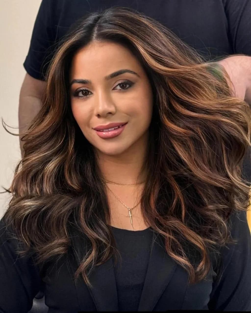 Cliente com balayage caramelo e ondas glossy